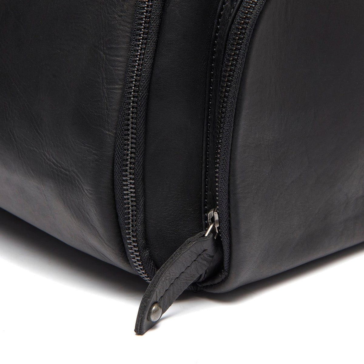 
Leather Garment Bag Finlay - Lateral Side Profile View Showing Sleeve Cut & Athletic Taper Fit